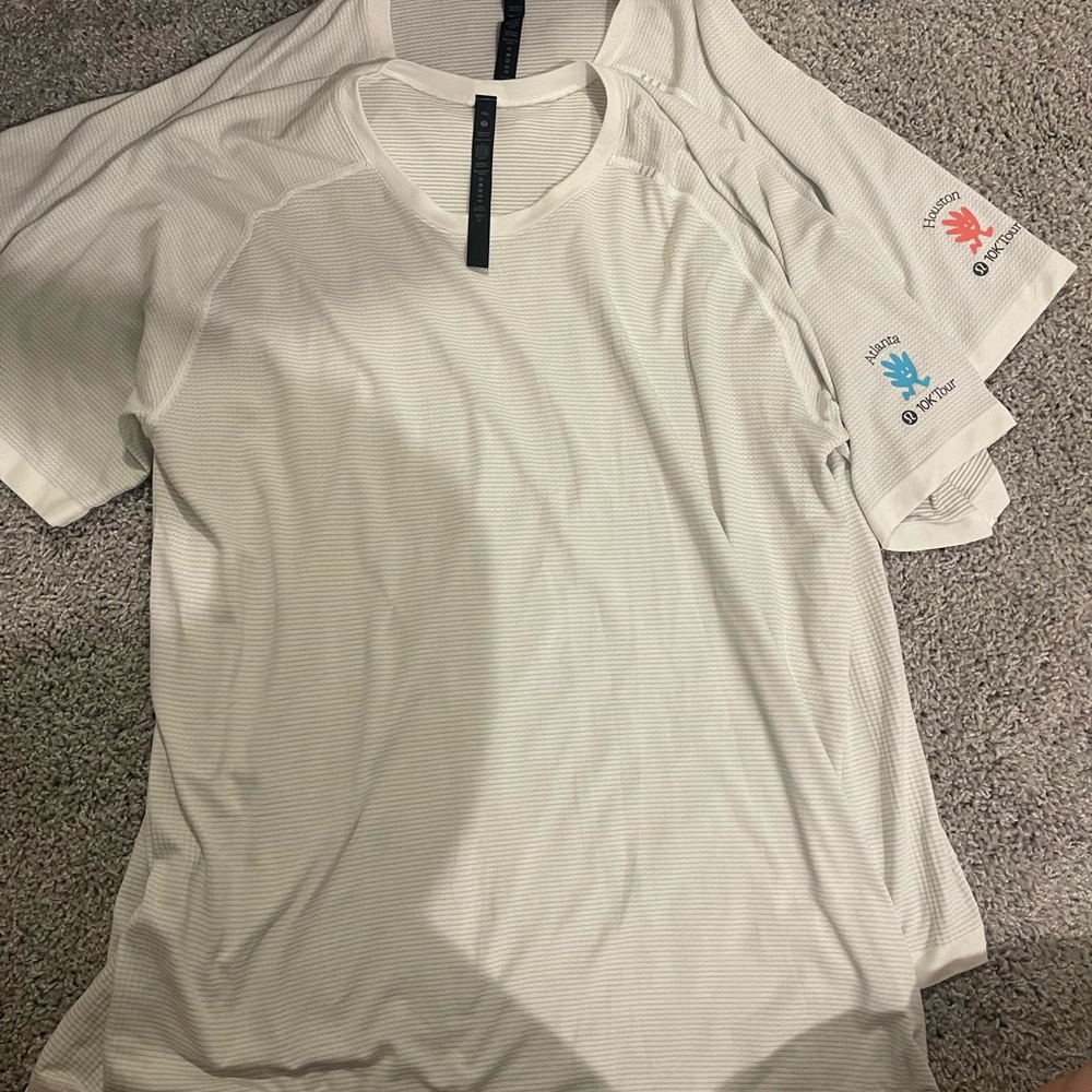 Lululemon Athletica Light Gray Short Sleeve Tee